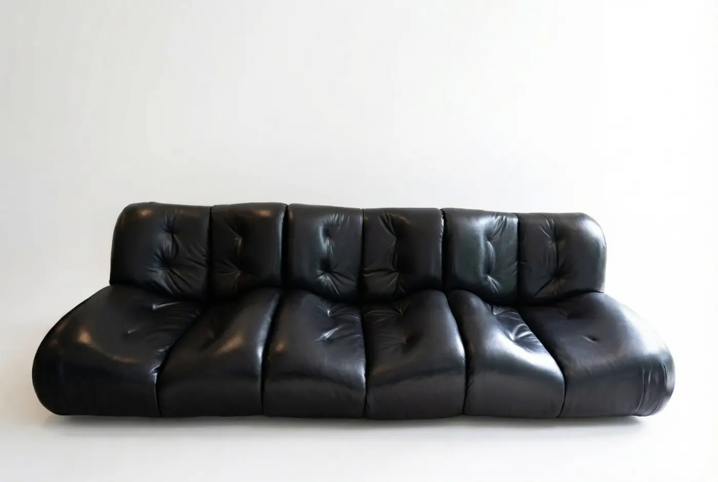 Ridge sofa in black leather